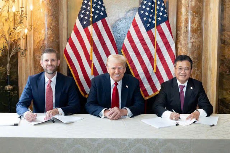 Phó Chủ tịch điều hành Trump Organization và ông Đặng Thành Tâm, Chủ tịch KBC ký thỏa thuận hợp tác dưới sự chứng kiến của cựu Tổng thống Mỹ Donald Trump, ngày 25/9, tại Florida 