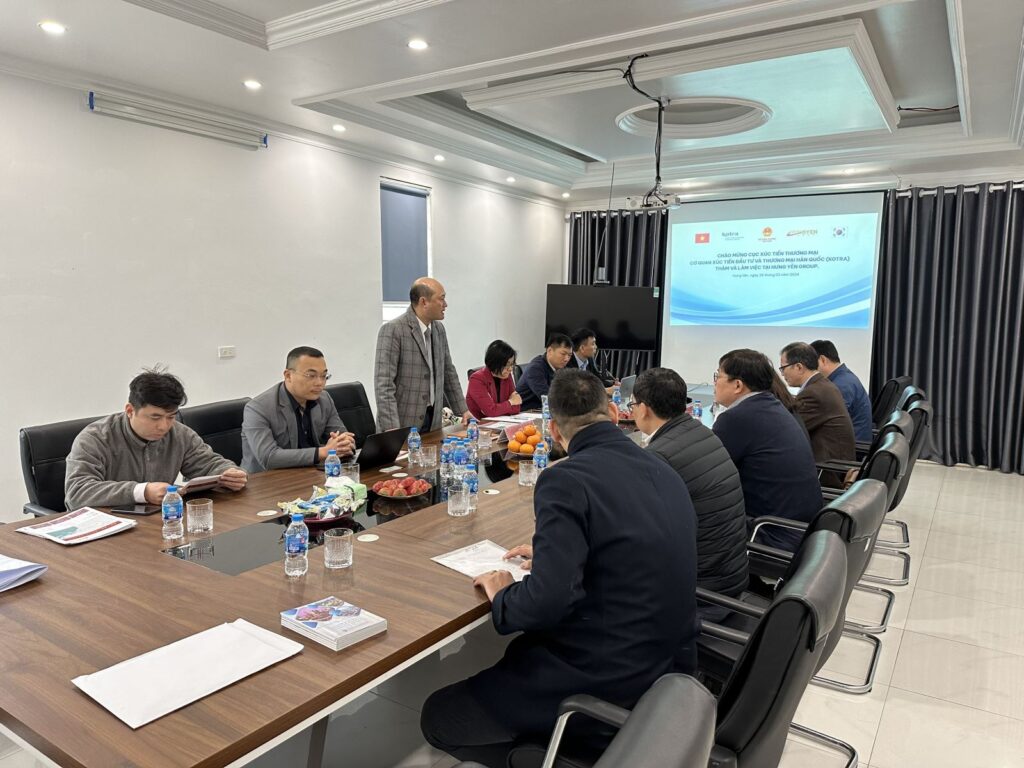 Đoàn công tác Cục XTTM – BCT nghe giới thiệu về 3 CNN Kim Động – Đặng Lễ - Chính Nghĩa